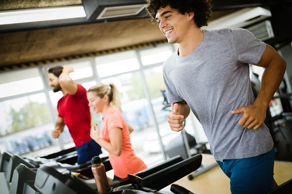 young-handsome-man-doing-cardio-training-in-gym-REPHQ2B.jpg